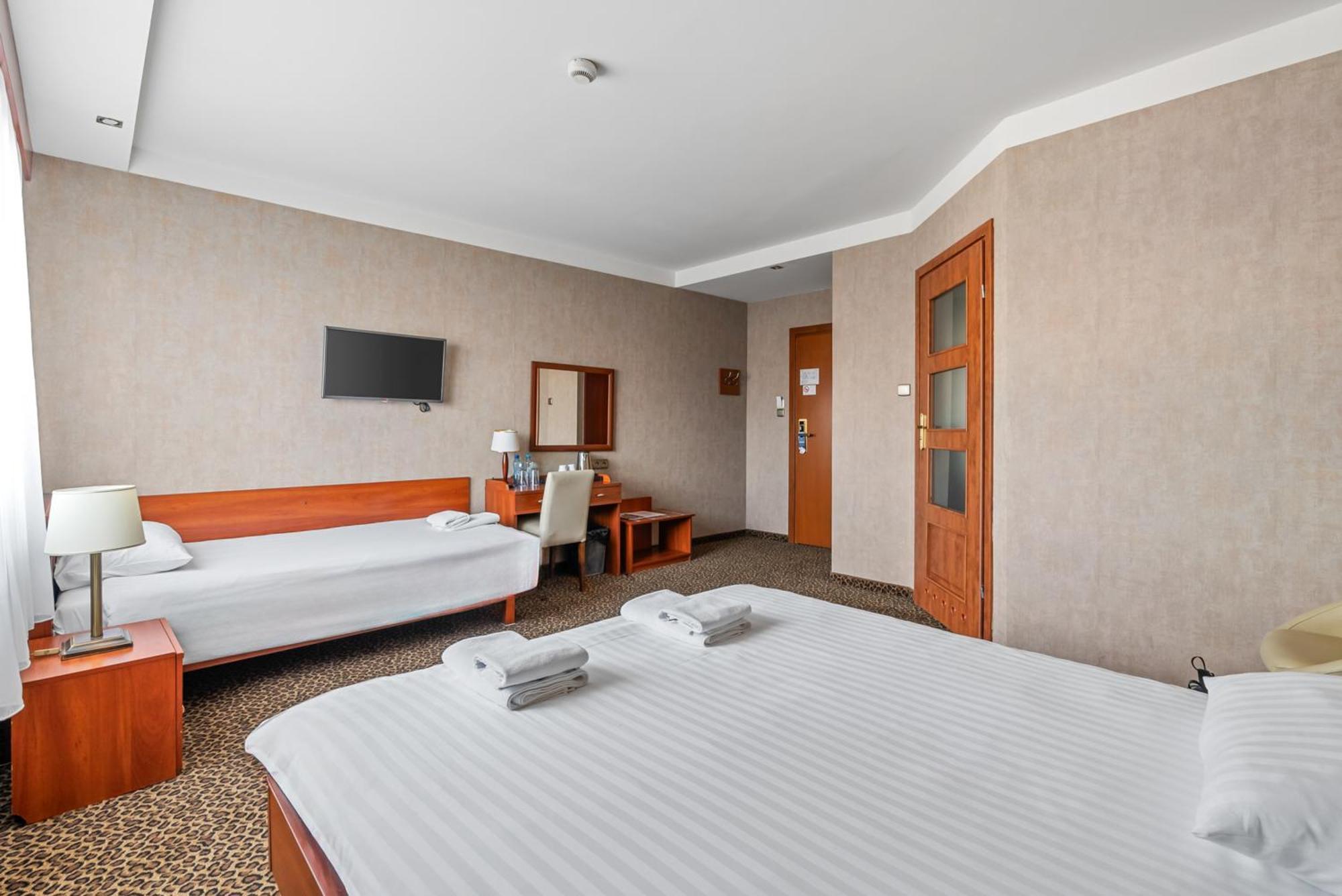 Hotel Diament Vacanza Katowice - Siemianowice Siemianowice Śląskie Buitenkant foto